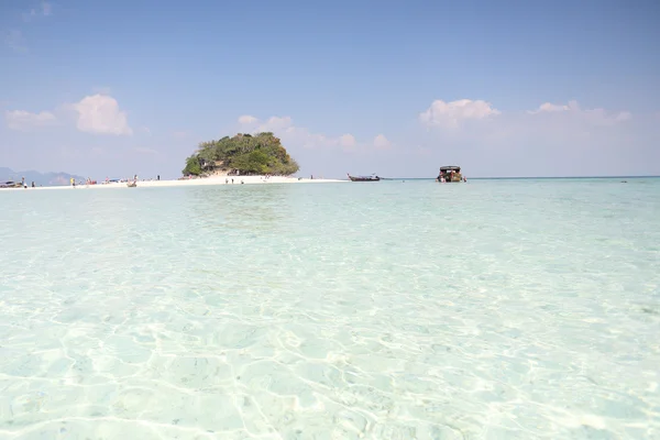 Puesta de sol tropical en la playa. Krabi. Tailandia — Foto de Stock