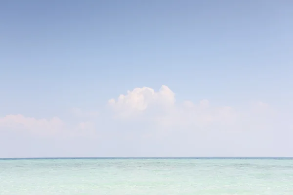 Tramonto tropicale sulla spiaggia. Krabi. Tailandia — Foto Stock