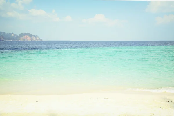 Tropikalny zachód słońca na plaży. Krabi. Tajlandia — Zdjęcie stockowe