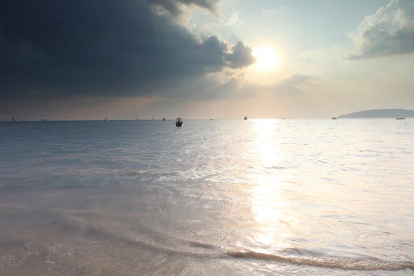 Puesta de sol tropical en la playa. Krabi. Tailandia — Foto de Stock