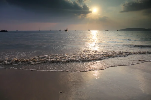 Puesta de sol tropical en la playa. Krabi. Tailandia — Foto de Stock