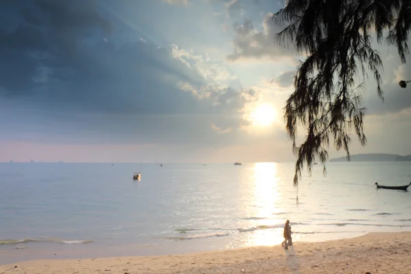 Tropischer Sonnenuntergang am Strand. Krabi. Thailand — Stockfoto