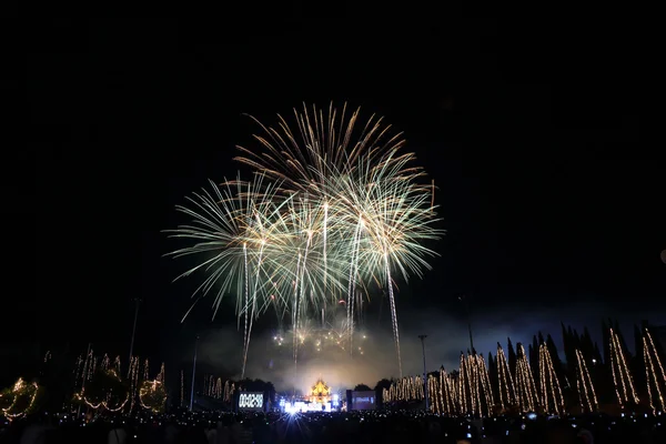 Fuegos artificiales en año nuevo aniversario de vacaciones — Foto de Stock