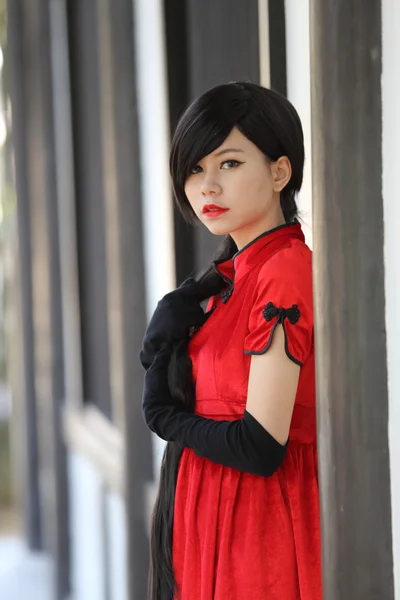 Boldog kínai újév. gyönyörű fiatal ázsiai nő öltöztetős h — Stock Fotó