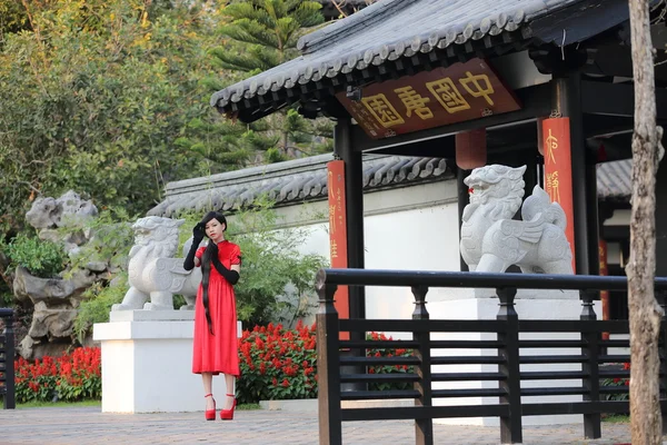 幸せな中国の新年。美しい若いアジア女性ドレスています。 — ストック写真