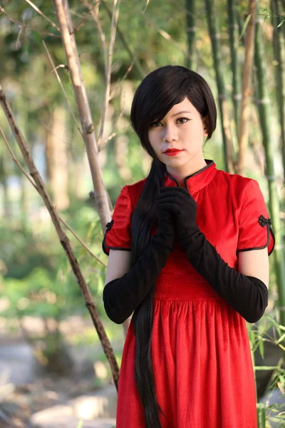 Zadowolony Chińczyk nowy rok. kremowa sukienka piękna młoda kobieta Azji — Zdjęcie stockowe