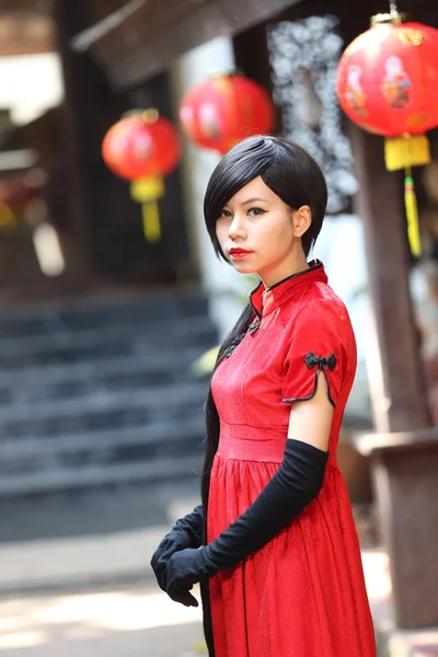 Heureux nouvel an chinois. belle jeune asiatique femme robe tradit — Photo