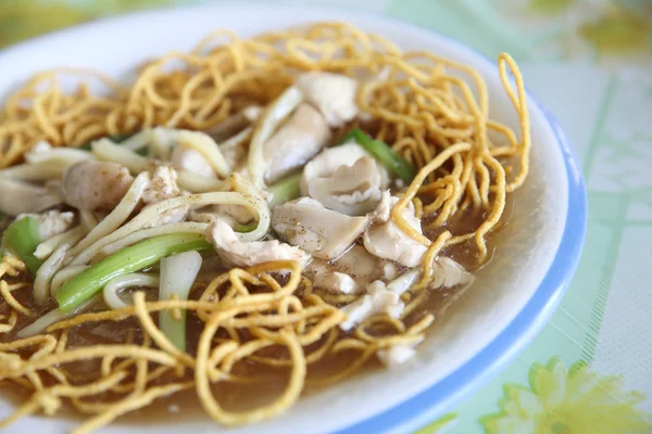 Fideos crujientes con salsa —  Fotos de Stock