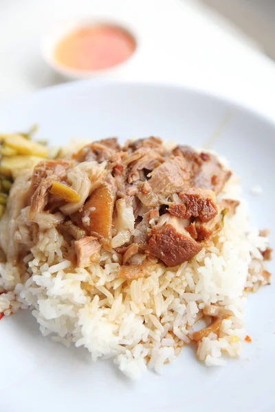 Direbus kaki babi pada beras — Stok Foto