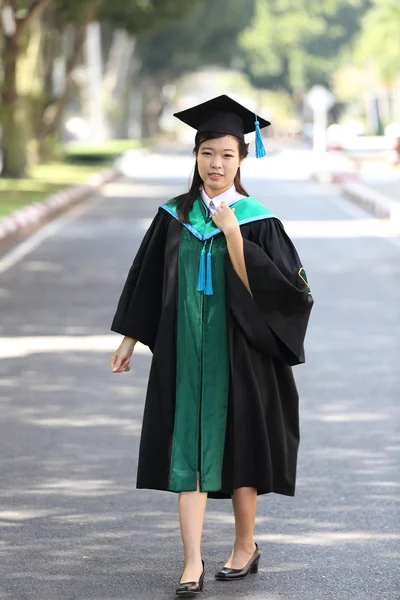 A menina no dia da graduação — Fotografia de Stock