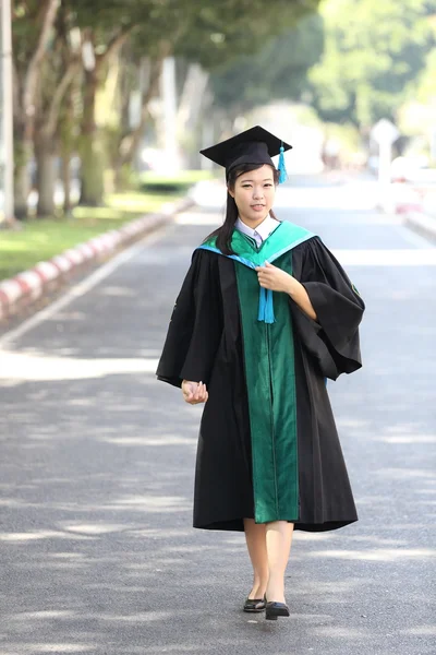 A menina no dia da graduação — Fotografia de Stock