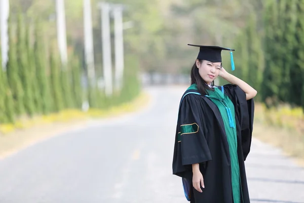 A menina no dia da graduação — Fotografia de Stock