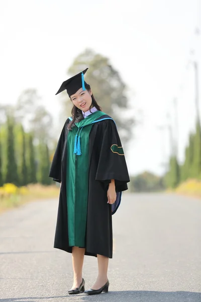 A menina no dia da graduação — Fotografia de Stock