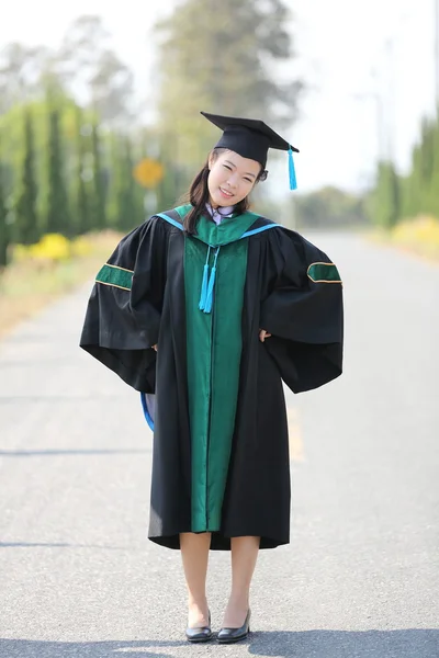 A menina no dia da graduação — Fotografia de Stock