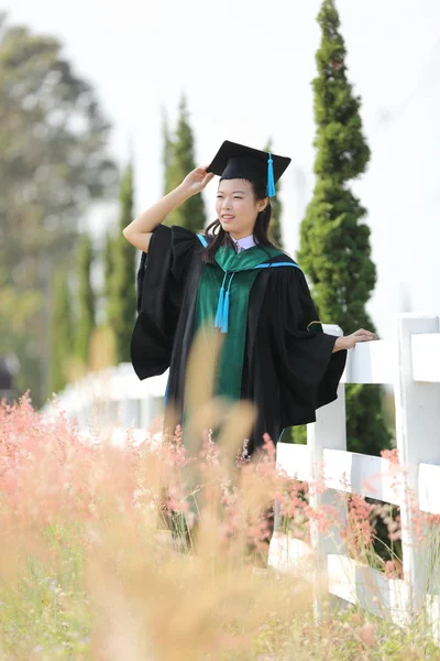 A menina no dia da graduação — Fotografia de Stock