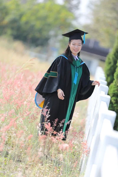 A menina no dia da graduação — Fotografia de Stock