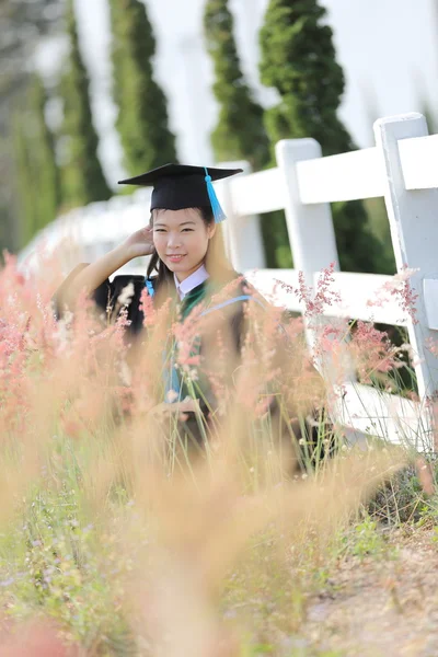 A menina no dia da graduação — Fotografia de Stock