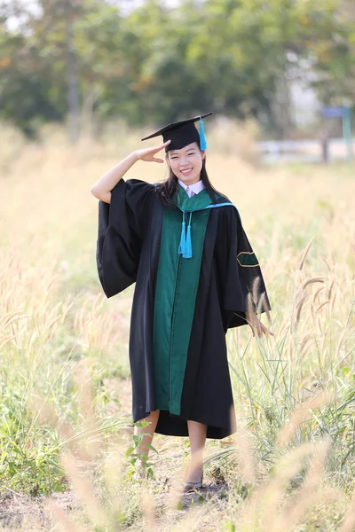 A menina no dia da graduação — Fotografia de Stock