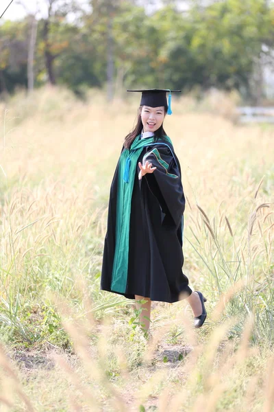 A menina no dia da graduação — Fotografia de Stock
