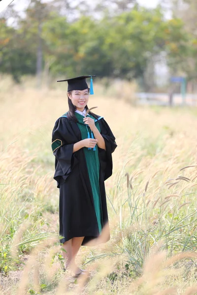 A menina no dia da graduação — Fotografia de Stock