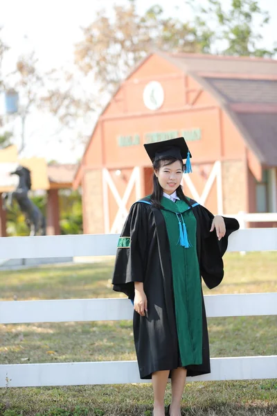 A menina no dia da graduação — Fotografia de Stock