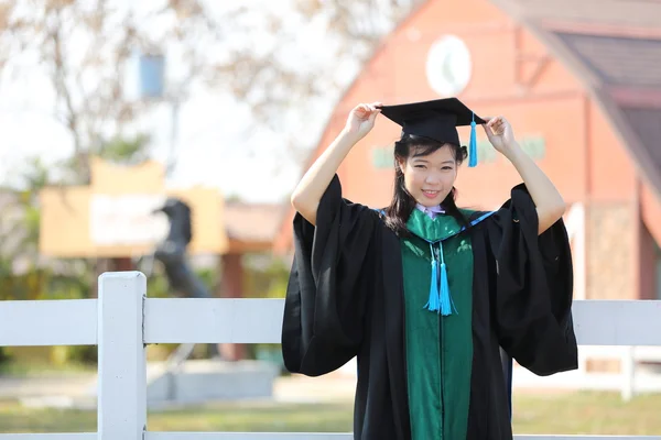 A menina no dia da graduação — Fotografia de Stock