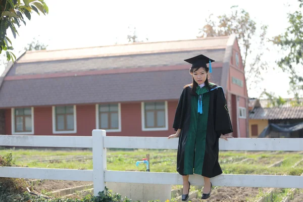 A menina no dia da graduação — Fotografia de Stock