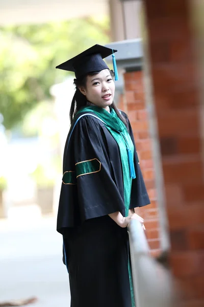 A menina no dia da graduação — Fotografia de Stock