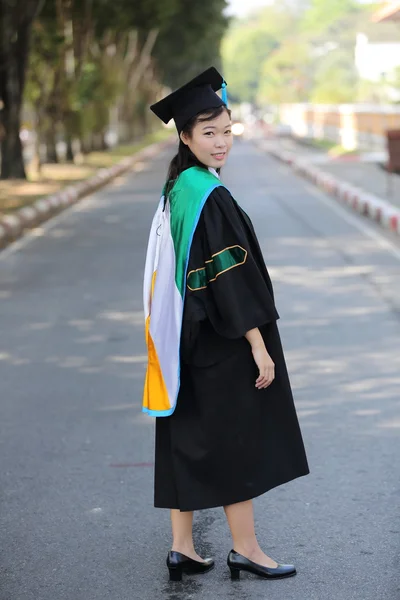 A menina no dia da graduação — Fotografia de Stock