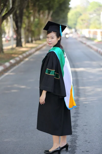 A menina no dia da graduação — Fotografia de Stock