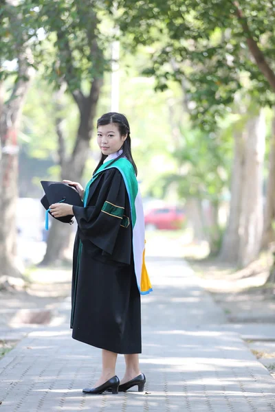 A lány a diplomaszerzés nap — Stock Fotó