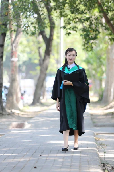 A menina no dia da graduação — Fotografia de Stock