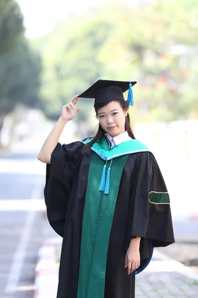 La chica en el día de la graduación — Foto de Stock