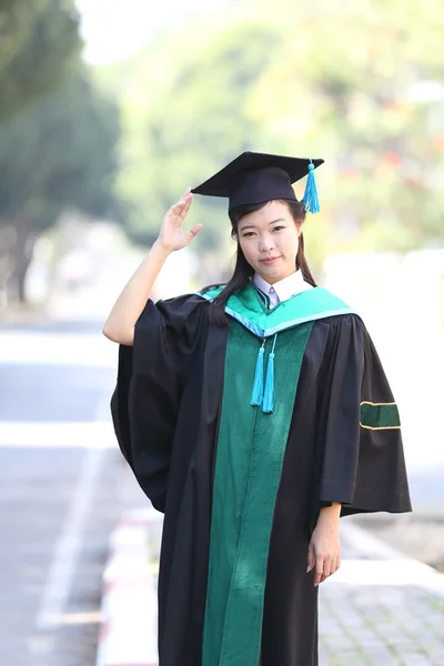 A menina no dia da graduação — Fotografia de Stock