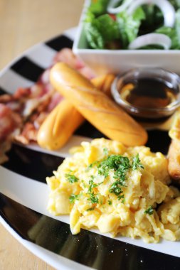 Pastırma, kızarmış ekmek ve yumurta kahvaltı