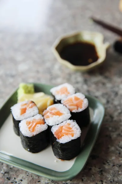 Salmón Maki sushi —  Fotos de Stock