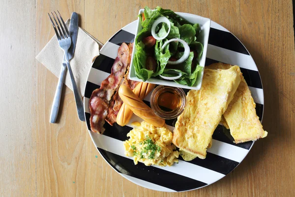 Frukost med bacon, toast, ägg — Stockfoto