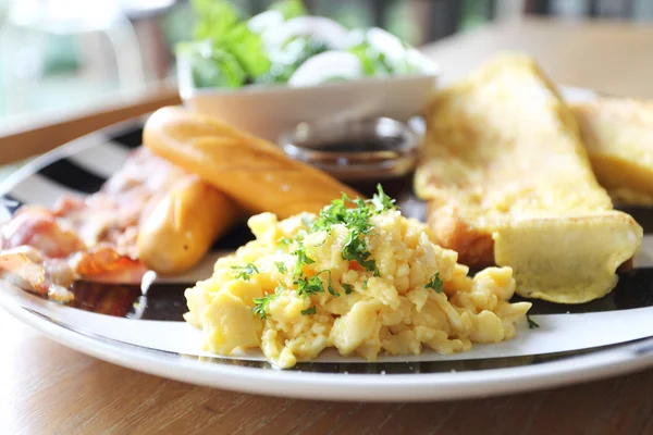 Frukost med bacon, toast, ägg — Stockfoto