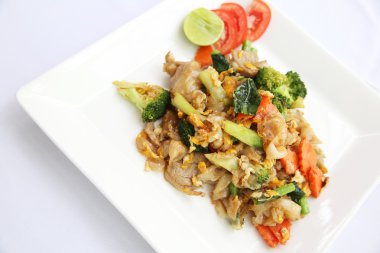 Tayland yemeği kızarmış şehriye yumurta ve domuz 