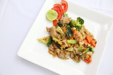 Tayland yemeği kızarmış şehriye yumurta ve domuz 