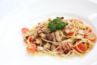 kurutulmuş biber ve pastırma ile makarna