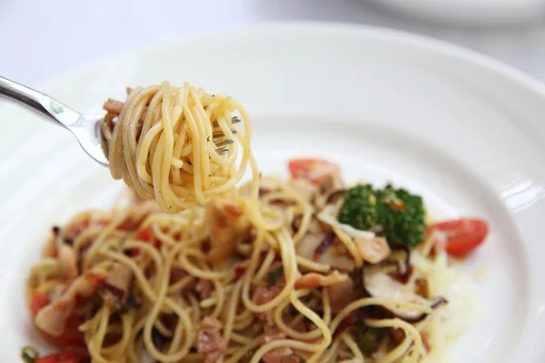 Spaghetti with dried chilli and bacon — Stock Photo, Image