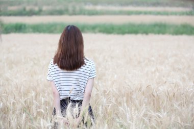 Çayırda genç kadın 