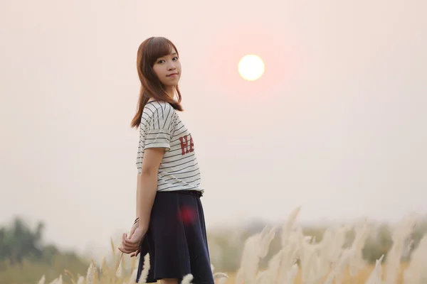 Jeune femme dans le pré — Photo