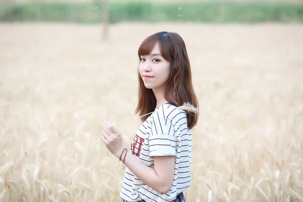 Jovem mulher no prado — Fotografia de Stock