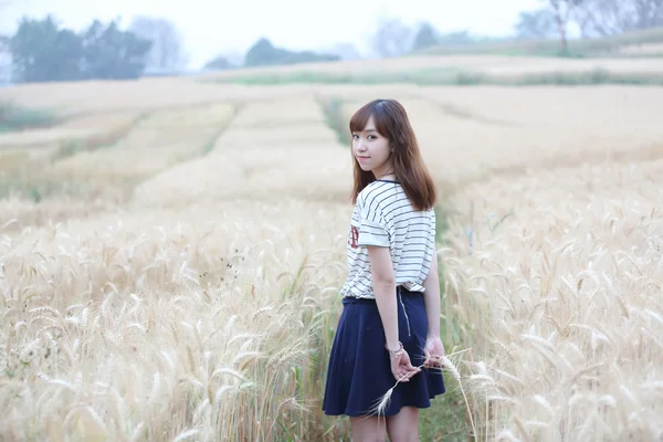 Young woman in meadow — Stock Photo, Image