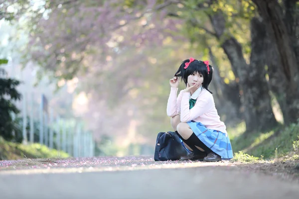 Asiático colegiala con naturaleza — Foto de Stock