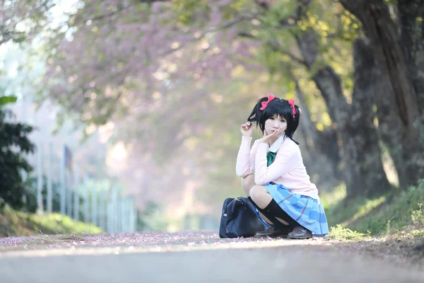 Asiatische Schulmädchen mit Natur — Stockfoto