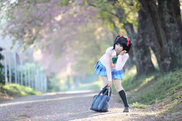 Asiatische Schulmädchen mit Natur — Stockfoto