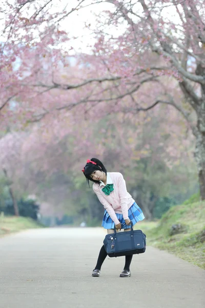 Asiatique écolière avec nature — Photo